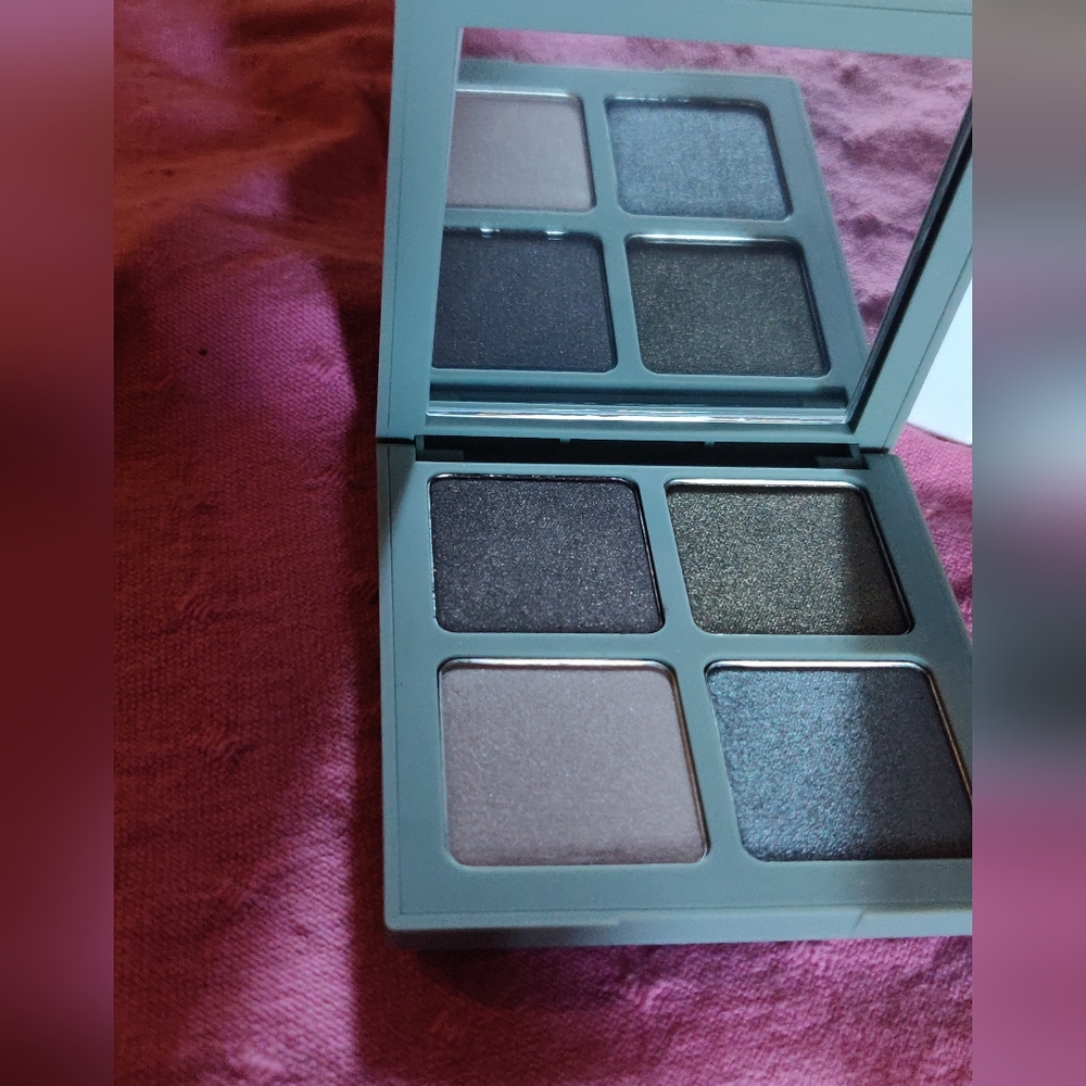 Vapour beauty quad blush powder color labyrinth